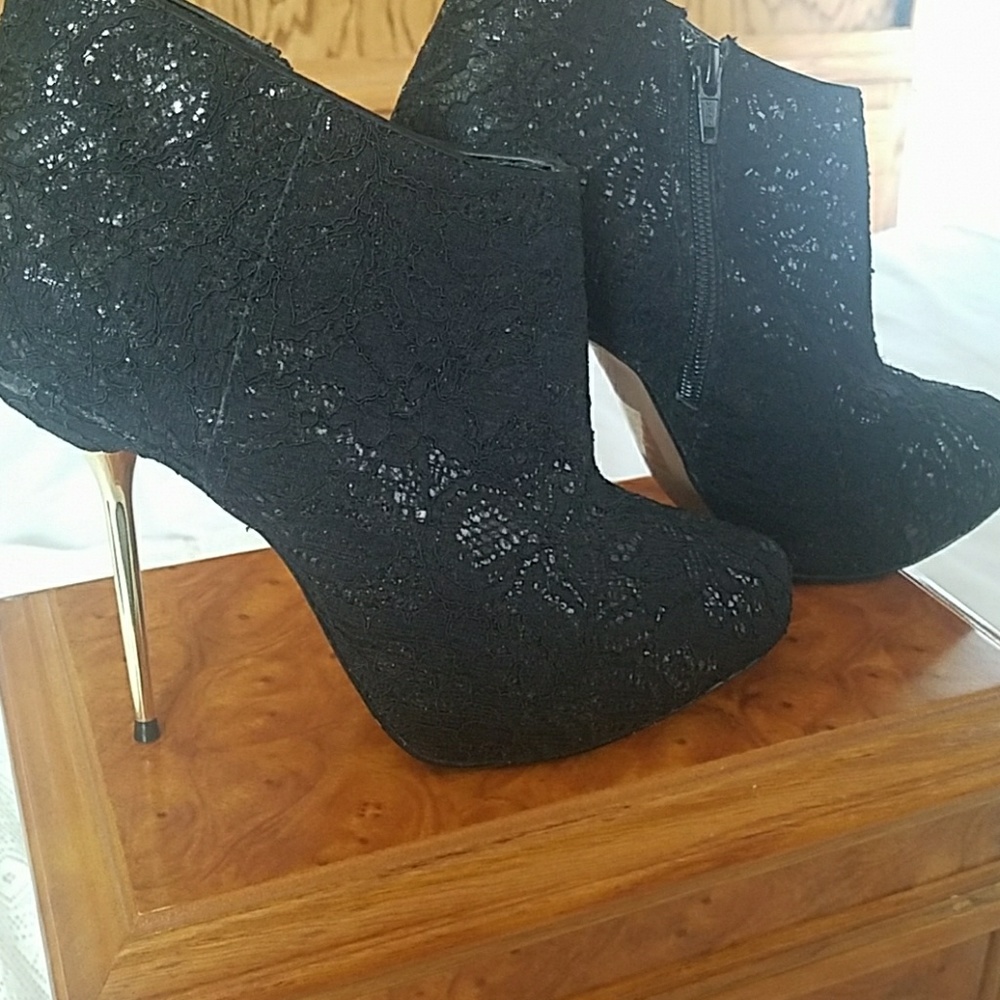 Beautiful lace  black boots size 8 Wild pair .